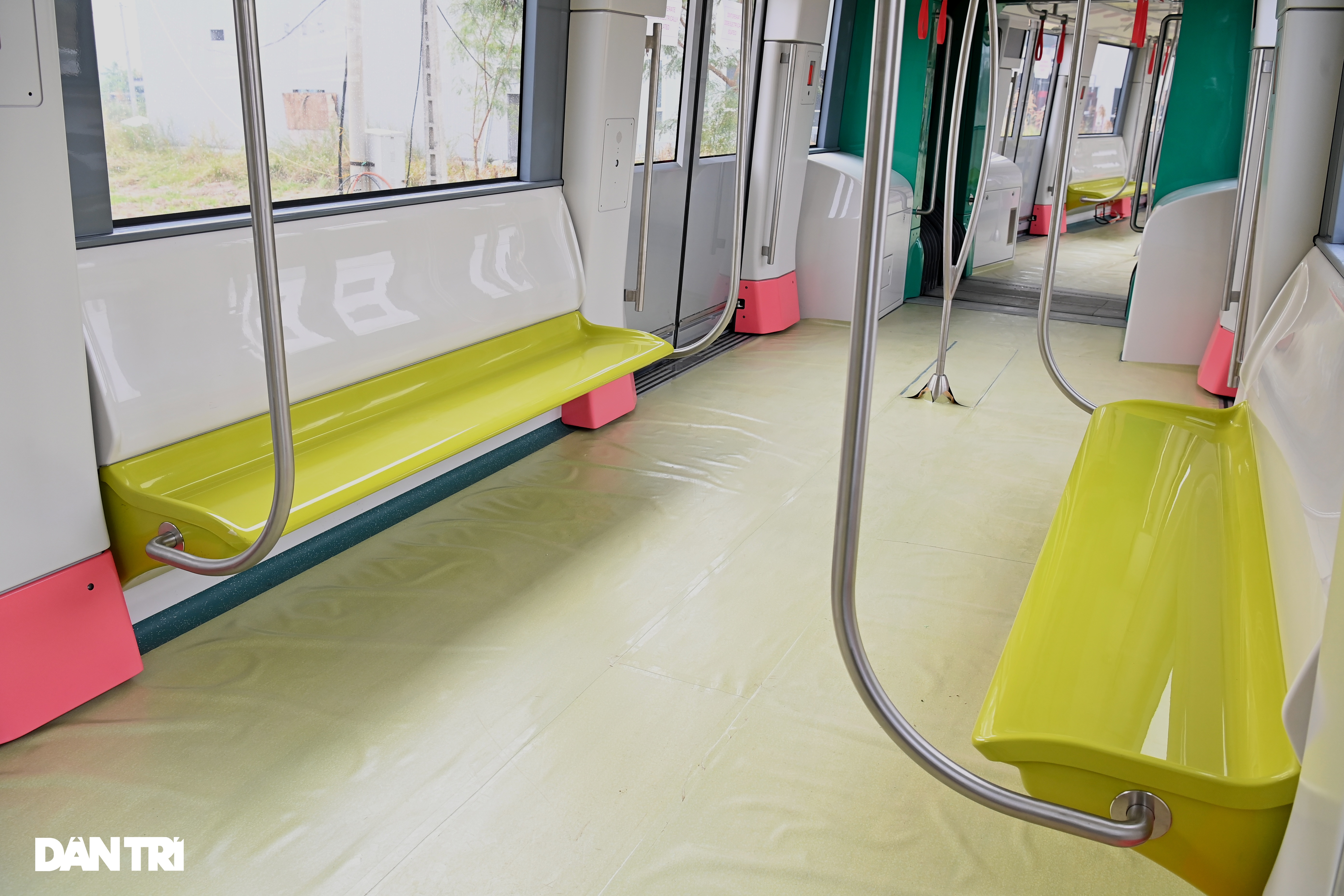 Cận cảnh bên trong đoàn tàu đầu tiên tuyến đường sắt Metro Nhổn - ga Hà Nội - 7 Cận cảnh bên trong đoàn tàu đầu tiên tuyến đường sắt Metro Nhổn - ga Hà Nội - 7