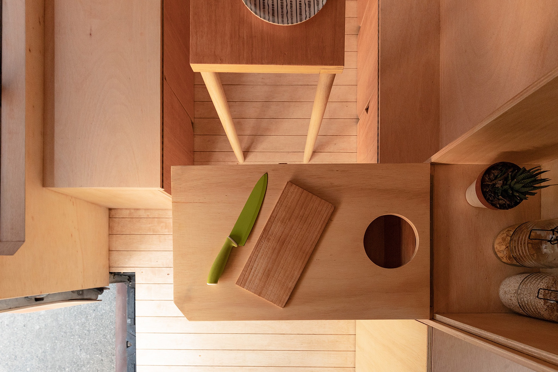 Độc chiêu nội thất biến chiếc xe van cũ thành nhà di động đẹp khó cưỡng - 10 Độc chiêu nội thất biến chiếc xe van cũ thành nhà di động đẹp khó cưỡng - 10