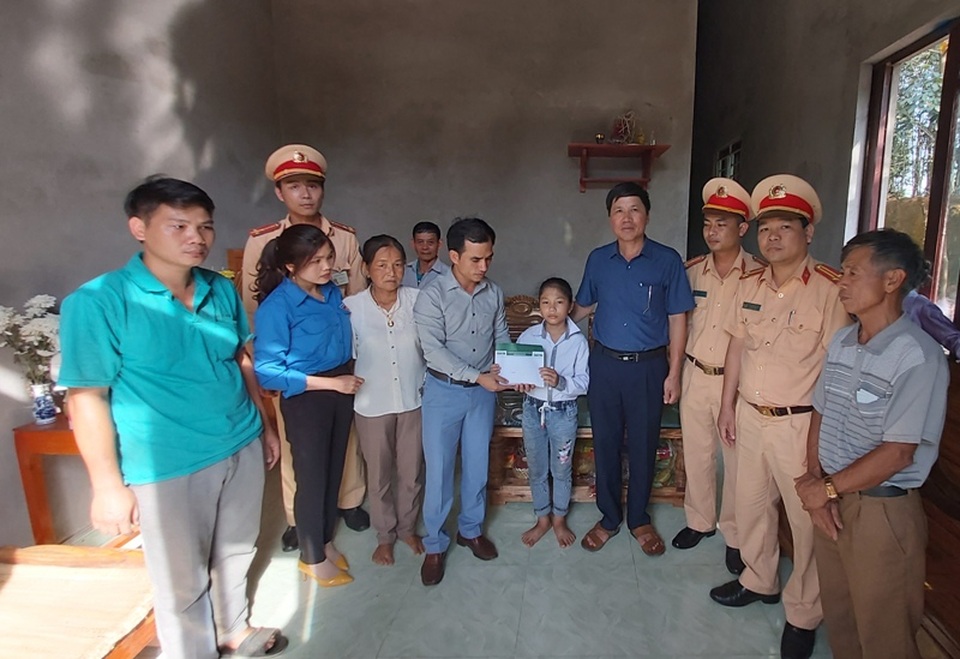 Bé gái 12 tuổi cùng lúc mất mẹ và em được Đội CSGT tặng chiếc xe đạp - 1 Bé gái 12 tuổi cùng lúc mất mẹ và em được Đội CSGT tặng chiếc xe đạp - 1