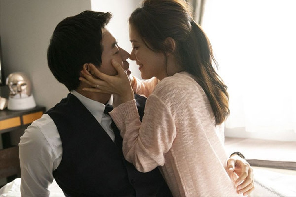 Chồng cặp kè gái trẻ hơn 20 tuổi, tôi đòi ly hôn thì mẹ đẻ nói một câu - 1