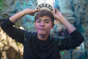 Bùi Caroon đi quay MV Giáng Sinh bằng xe sang?