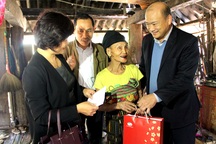 Trao 400 suất quà tết tới người cao tuổi nghèo tỉnh Thanh Hoá