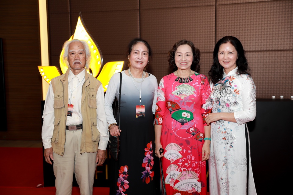 Nghệ sĩ đi xe lăn, chống gậy bước trên thảm đỏ bế mạc Liên hoan phim - 7 Nghệ sĩ đi xe lăn, chống gậy bước trên thảm đỏ bế mạc Liên hoan phim - 7