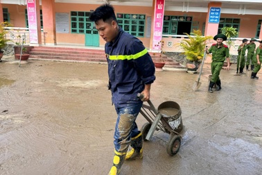 Công an TPHCM tranh thủ từng phút để hỗ trợ người dân ở tâm lũ miền Trung