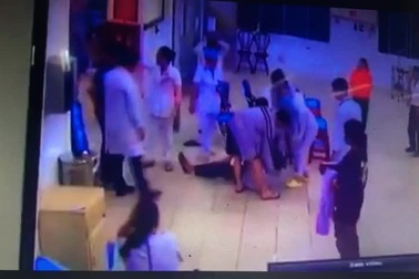 Hai cha con đánh bảo vệ và điều dưỡng bệnh viện
