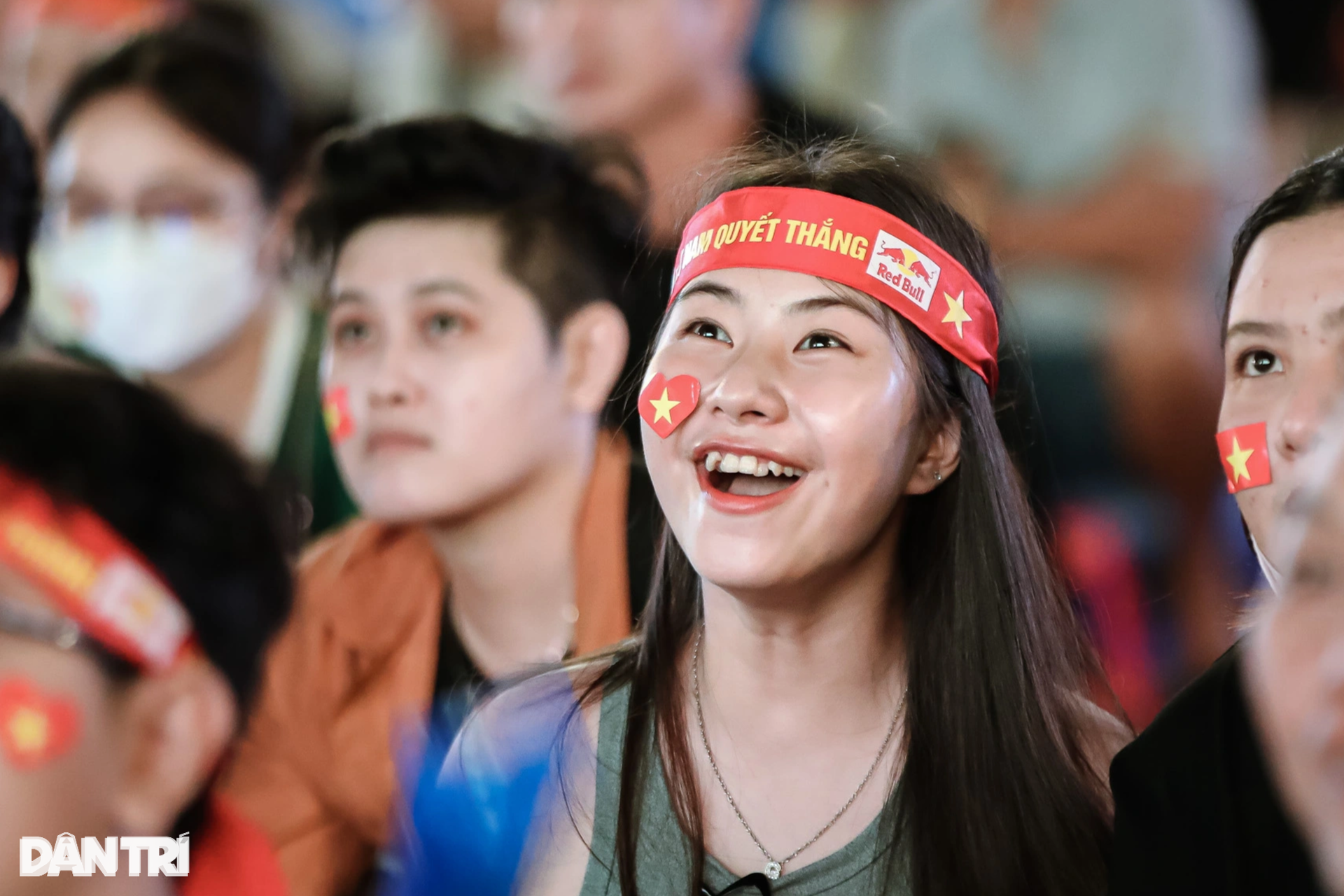Người dân TPHCM vỡ òa khi tuyển nữ Việt Nam giành HCV SEA Games - 8 Người dân TPHCM vỡ òa khi tuyển nữ Việt Nam giành HCV SEA Games - 8