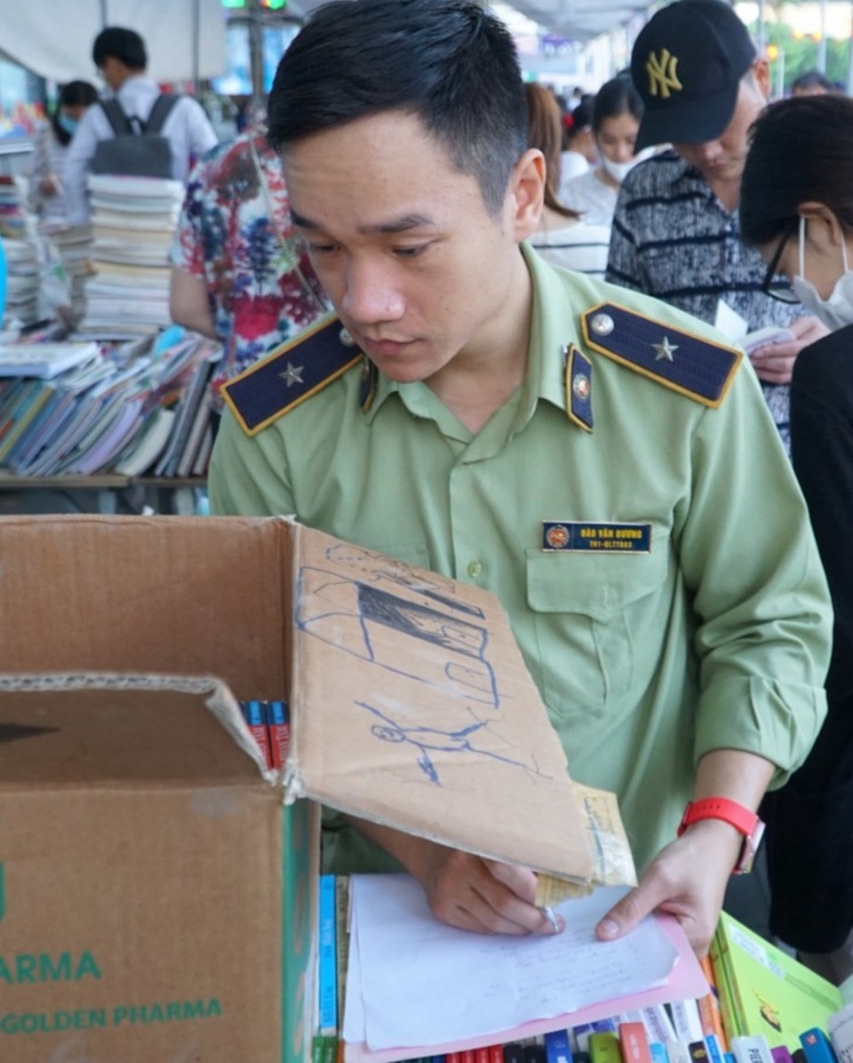 Thu giữ hàng loạt sách giả tại Hội chợ sách ở Hà Nội - 5 Thu giữ hàng loạt sách giả tại Hội chợ sách ở Hà Nội - 5