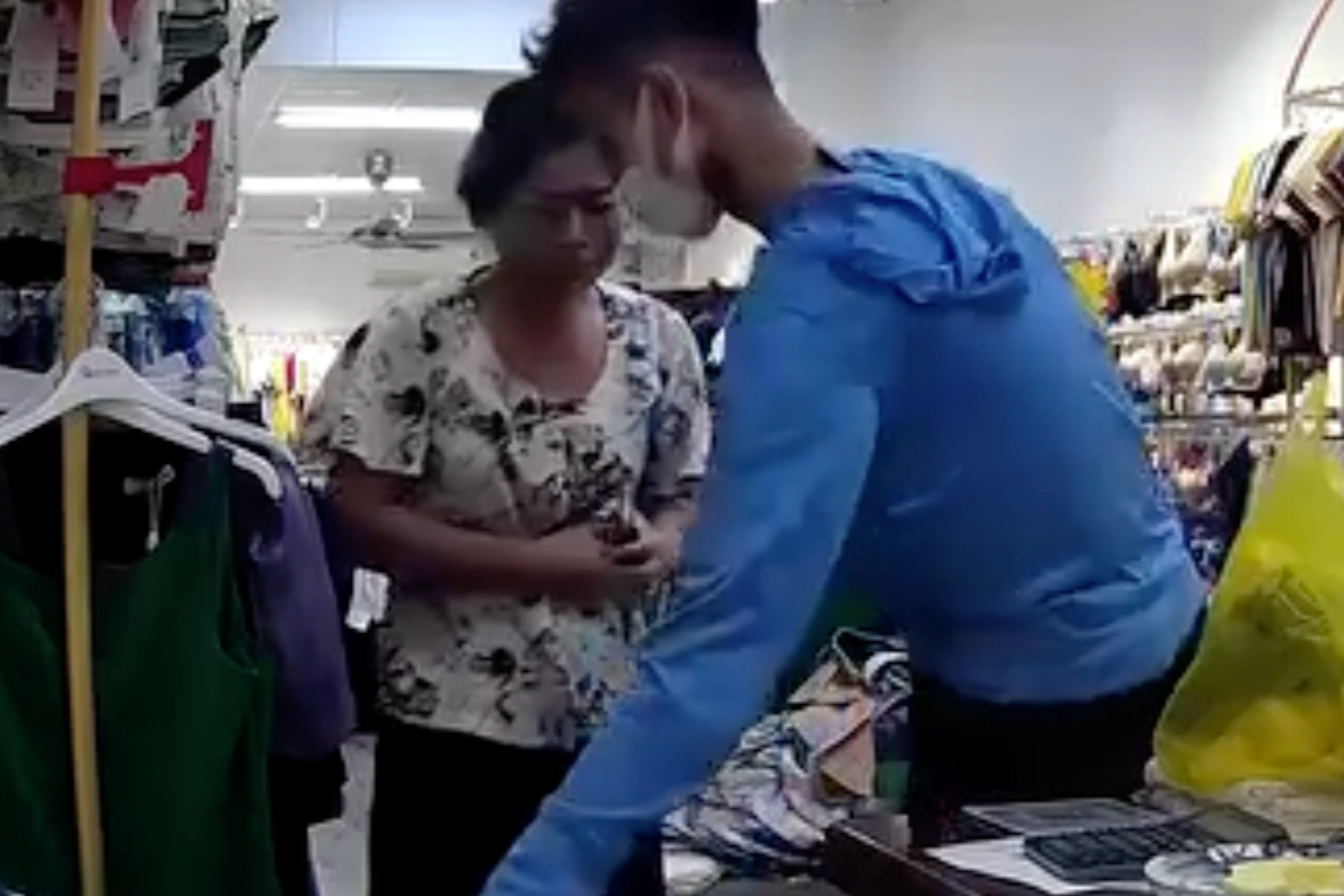Hanoï : Le propriétaire d'un magasin de vêtements a paniqué lorsqu'il a entendu quelqu'un crier « Arrêtez, je suis un voleur » - 1 Hà Nội: Chủ shop quần áo hoảng loạn nghe hô đứng yên, em là cướp đây - 1