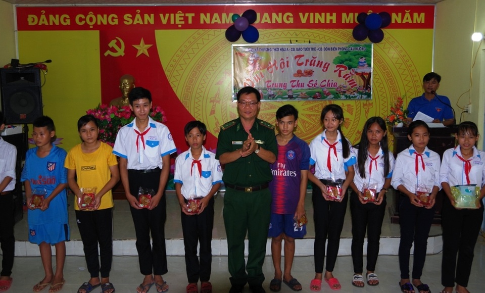 Biên phòng Đồng Tháp mang Trung thu đến với trẻ em vùng biên - 3 Biên phòng Đồng Tháp mang Trung thu đến với trẻ em vùng biên - 3