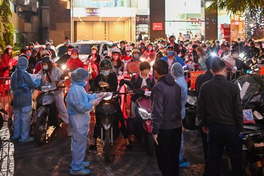 Hàng trăm người hối hả rời khỏi tòa nhà 88 Láng Hạ có ca mắc Covid-19 mới