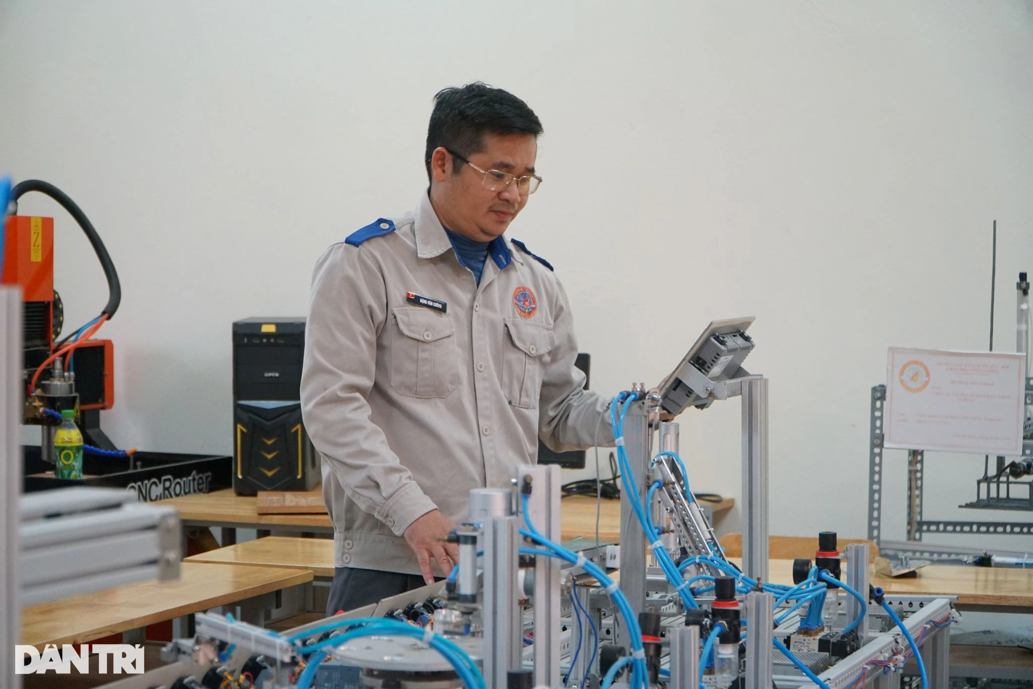 Những đêm trắng của người thầy sáng chế học cụ vì học trò - 3 Những đêm trắng của người thầy sáng chế học cụ vì học trò - 3