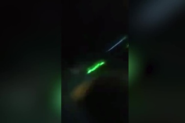 Xe bus bị lốc xoáy khổng lồ cuốn lên cao 10m, hành khách ngồi trong quay video