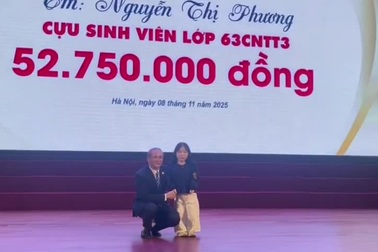 Hiệu trưởng nhà trường trao sổ tiết kiệm cho "cô gái tí hon"