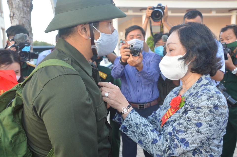 Hàng ngàn thanh niên hăng hái lên đường nhập ngũ - 3 Hàng ngàn thanh niên hăng hái lên đường nhập ngũ - 3