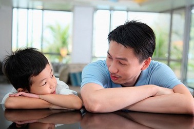 Hai kỹ năng cơ bản bố mẹ giúp con điều tiết cảm xúc