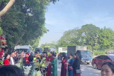 Ngồi chờ xe buýt, chàng trai bất ngờ được mời đi bê tráp giúp người lạ