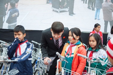 Chương trình Nhân ái Xứ Đoài: Trao 1000 suất quà cho người dân huyện Thạch Thất