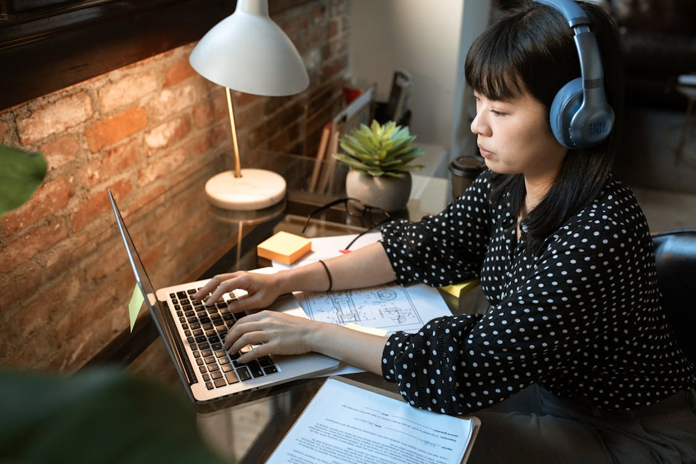 Laptop giúp sinh viên khai thác AI toàn diện - 2 Laptop giúp sinh viên khai thác AI toàn diện - 2