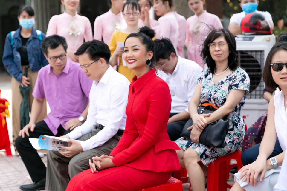 H’Hen Niê kêu gọi cộng đồng phòng, chống nạn mua bán người - 5 H’Hen Niê kêu gọi cộng đồng phòng, chống nạn mua bán người - 5