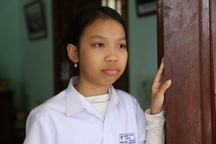 Lên 4 mất bố, 7 tuổi mồ côi mẹ, cô học trò nghèo chênh vênh giữa đời