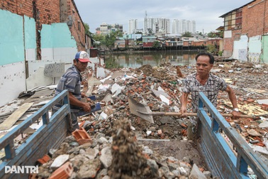 Người dân ven kênh Đôi dỡ nhà, giao mặt bằng cho dự án 7.300 tỷ đồng