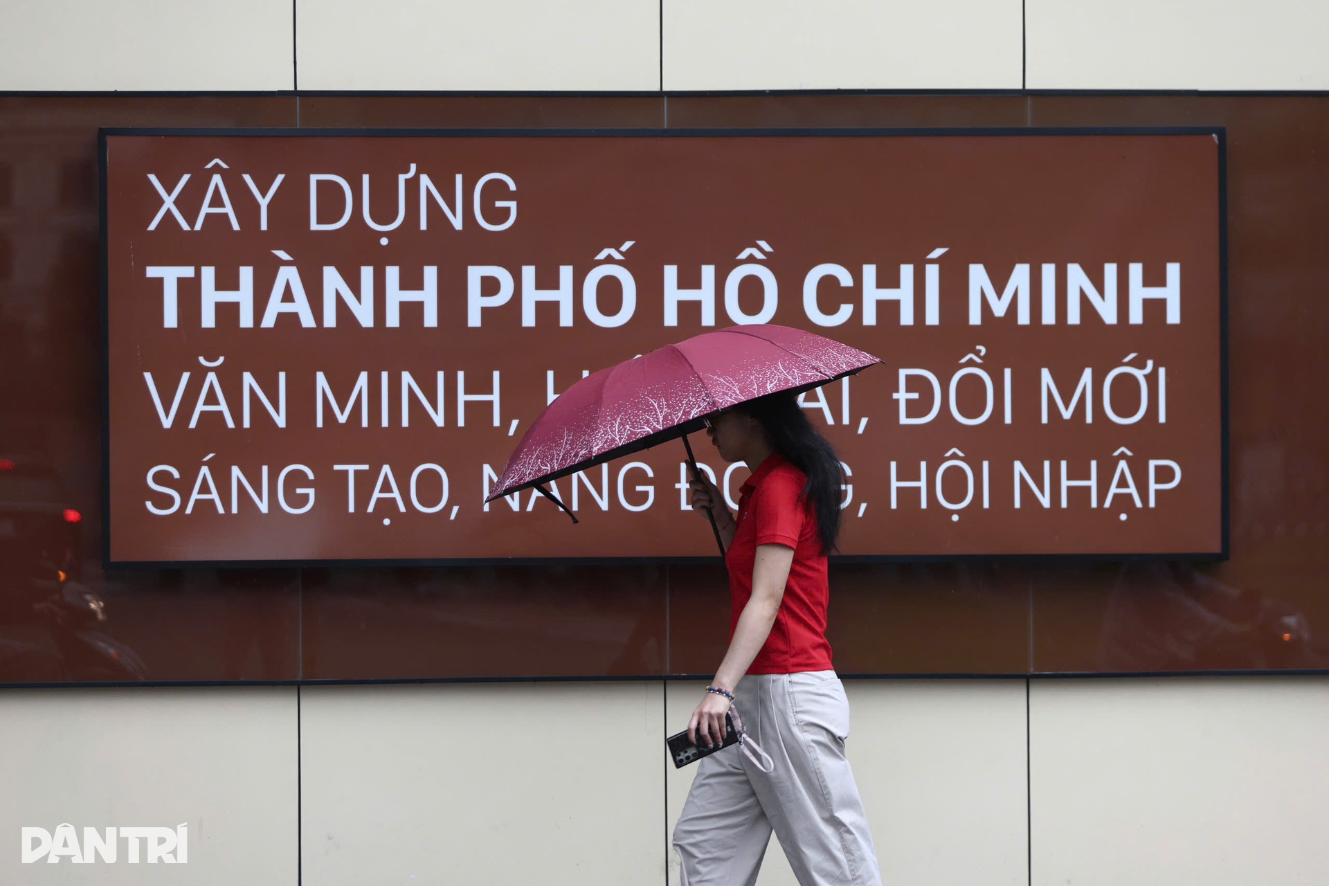 TPHCM mưa dầm từ sáng sớm, đường phố vắng vẻ lạ thường - 14