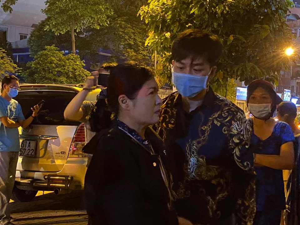 Nhiều nghệ sĩ đứng ngoài nhà tang lễ chờ nhìn mặt danh hài Chí Tài lần cuối - 4 Nhiều nghệ sĩ đứng ngoài nhà tang lễ chờ nhìn mặt danh hài Chí Tài lần cuối - 4