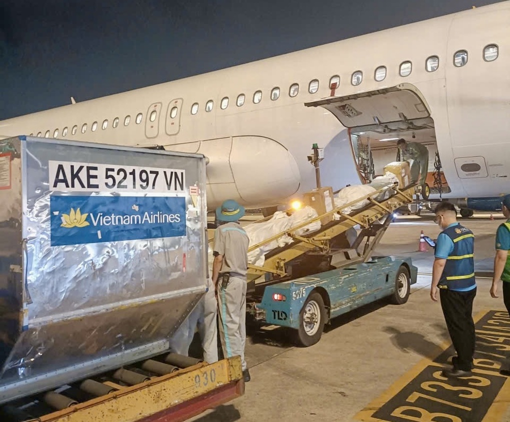Những kiện hàng hỗ trợ vùng lũ đầu tiên trên chuyến bay của Vietnam Airlines đã đến Huế - 1 Những kiện hàng hỗ trợ vùng lũ đầu tiên trên chuyến bay của Vietnam Airlines đã đến Huế - 1