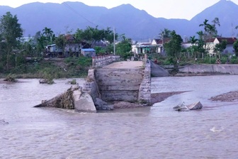 Cầu đứt đôi sau bão, người dân đi lại khó khăn