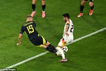 Cầu thủ Scotland vào bóng ghê rợn và phải nhận cái kết đắng