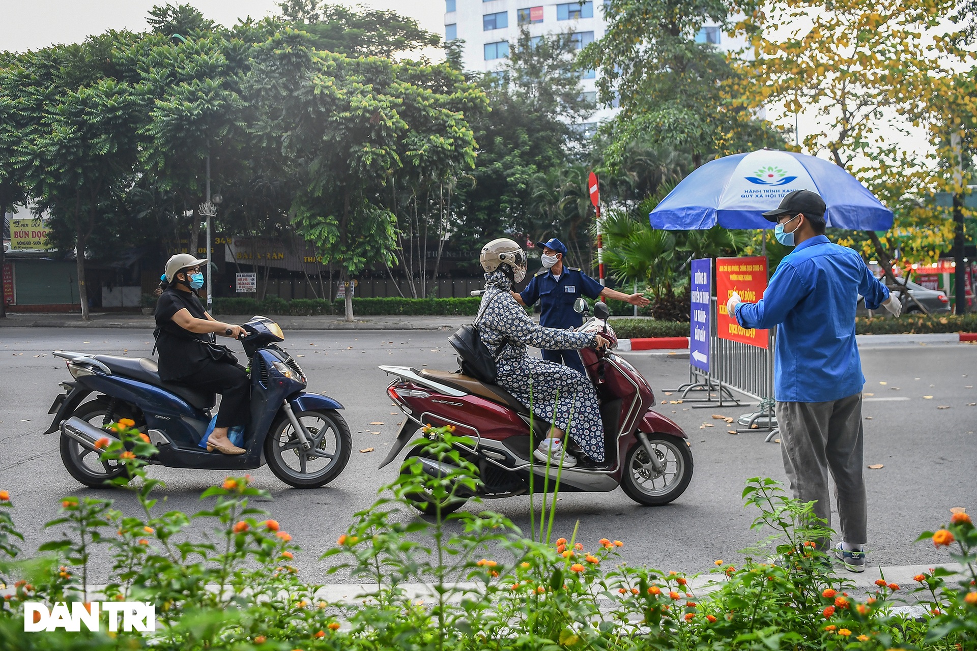 Tài xế ngao ngán quay đầu xe, không thể qua chốt kiểm soát dịch ở Hà Nội - 12 Tài xế ngao ngán quay đầu xe, không thể qua chốt kiểm soát dịch ở Hà Nội - 12