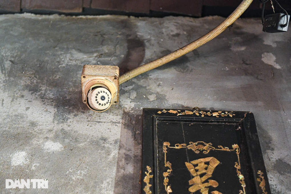 Lắp camera ngăn du khách xoa tiền lên tượng đồng bảo vật ở đền Quán Thánh - 3