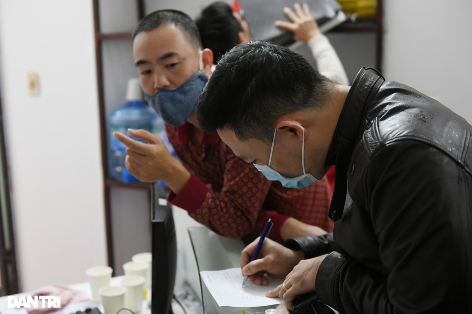 Người dân đội mưa tới mua pháo, đốt trải nghiệm ngay trước Tết ở Hà Nội - 3 Người dân đội mưa tới mua pháo, đốt trải nghiệm ngay trước Tết ở Hà Nội - 3