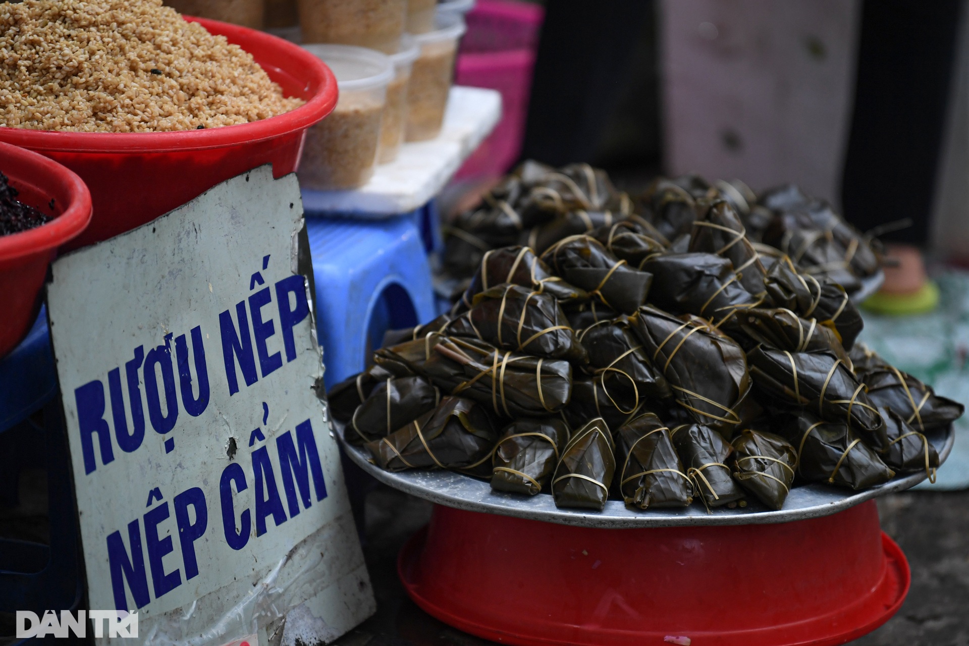 Người Hà Nội dậy sớm mua rượu nếp về diệt sâu bọ - 12 Người Hà Nội dậy sớm mua rượu nếp về diệt sâu bọ - 12