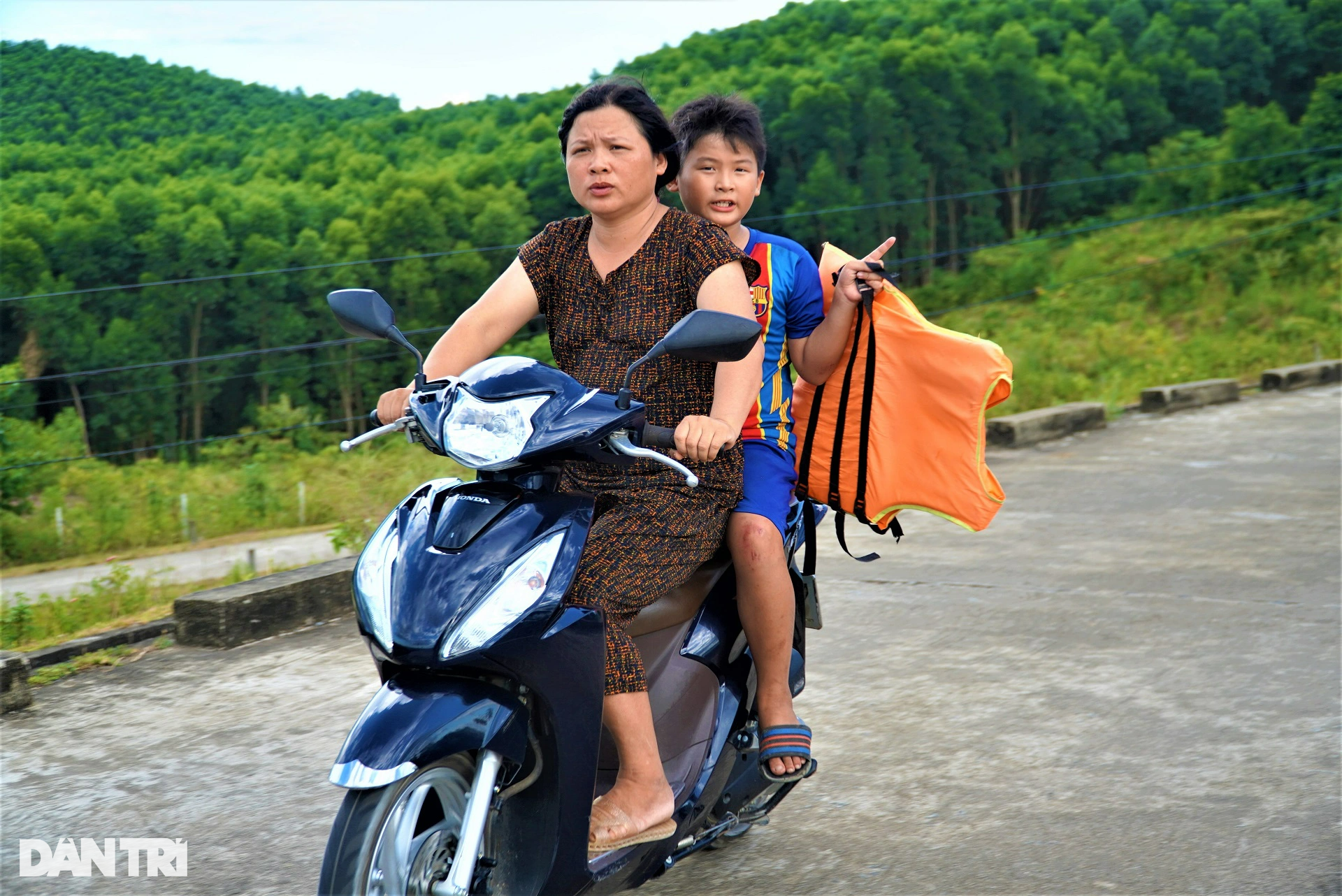 Nắng như thiêu đốt, người dân giải nhiệt ở hồ chứa 300 triệu m3 nước - 2
