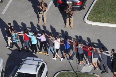 Báo Trung Quốc nói Mỹ nên học cách kiểm soát súng của Bắc Kinh