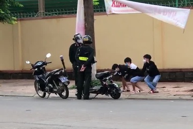 3 thiếu niên vi phạm giao thông nhận hình phạt "lạ"