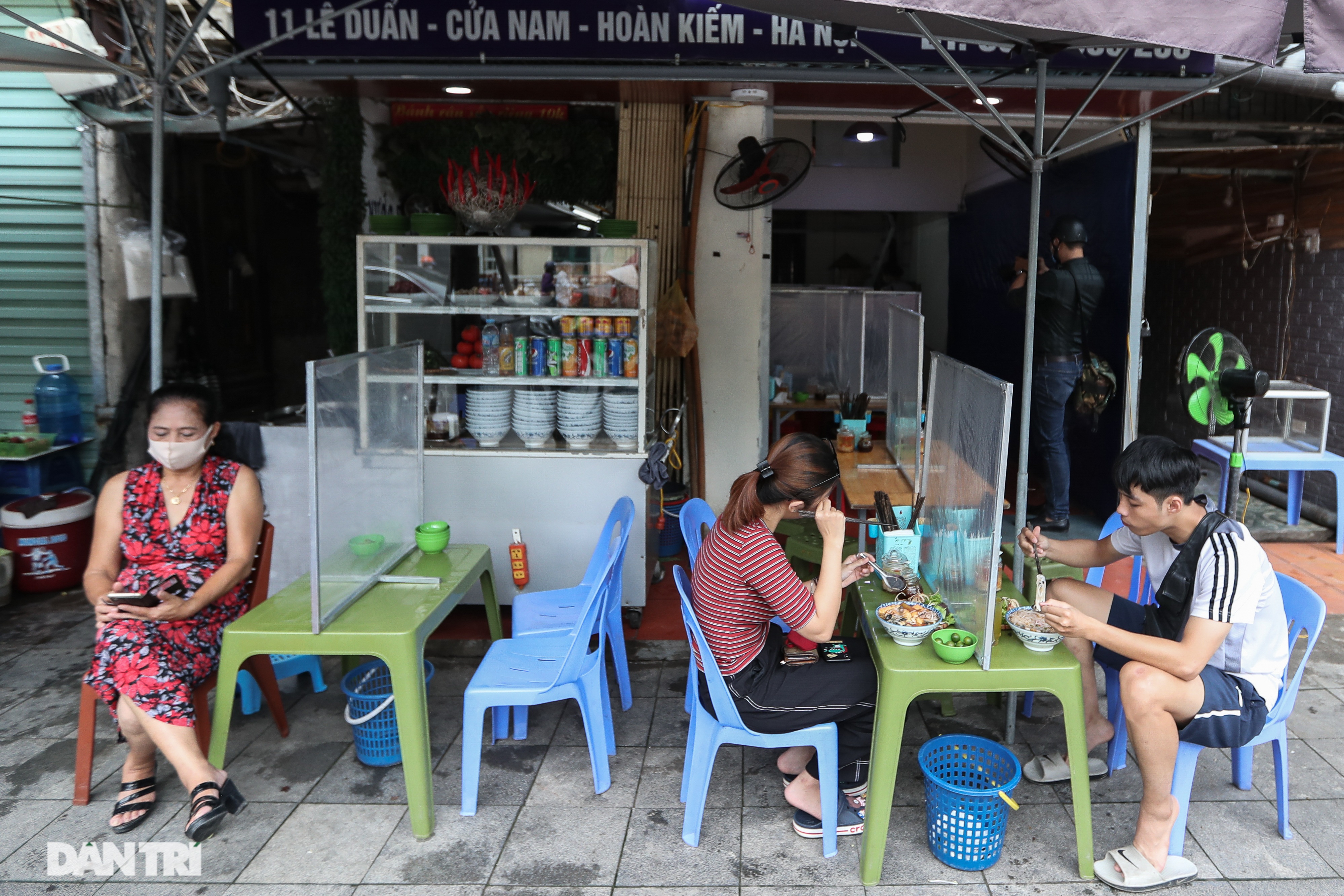 Hà Nội: Hàng loạt quán ăn vỉa hè lắp vách ngăn giọt bắn chống Covid-19 - 11 Hà Nội: Hàng loạt quán ăn vỉa hè lắp vách ngăn giọt bắn chống Covid-19 - 11