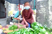 Cụ bà 85 tuổi với gánh hàng rau 30 năm trong xóm ngụ cư Hà Nội