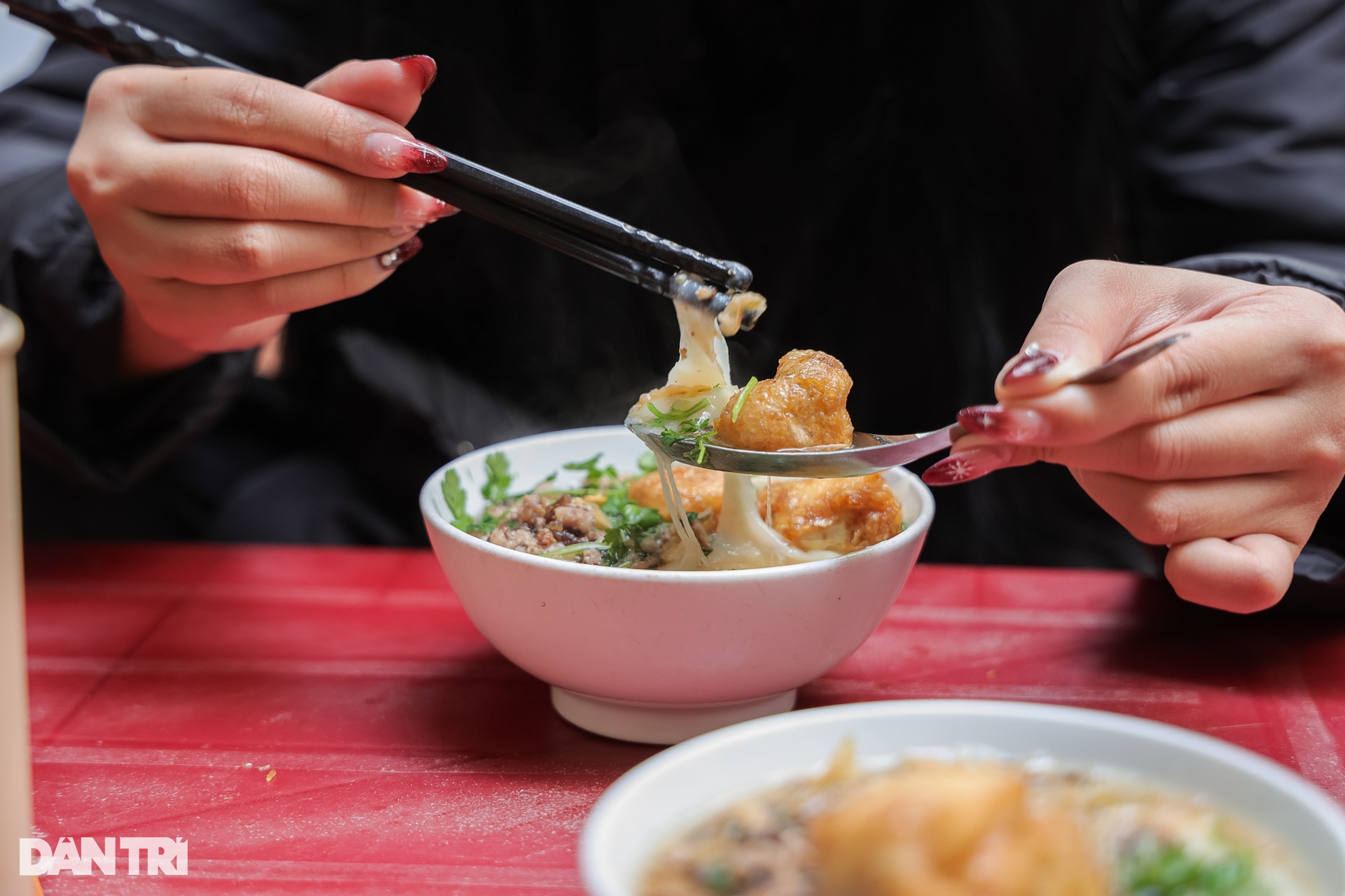 Hà Nội: Quán bánh đúc khiến khách Tây quay lại ăn nhiều lần không chán - 12