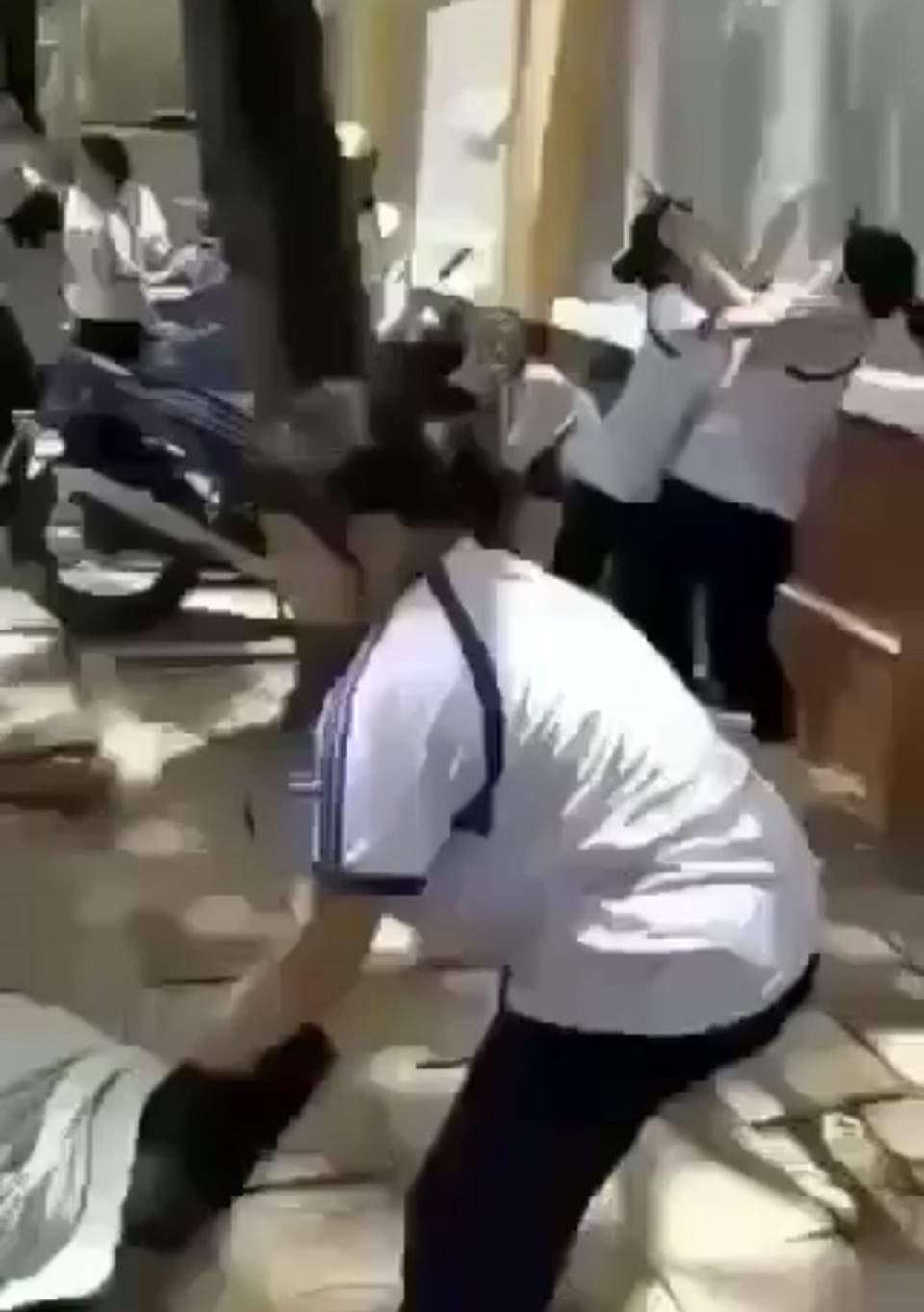 Hai học sinh ở Cần Thơ bị bạn hành hung trước cổng trường - 1 Hai học sinh ở Cần Thơ bị bạn hành hung trước cổng trường - 1