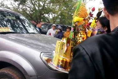 Bát nháo hàng loạt chiêu trò moi tiền du khách tại lễ hội đền Kiếp Bạc