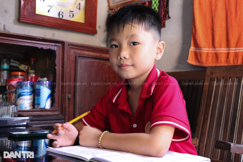 Trao hơn 170 triệu đồng đến bé Trần Tuấn Anh trước thềm năm học mới - 2 Trao hơn 170 triệu đồng đến bé Trần Tuấn Anh trước thềm năm học mới - 2