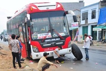 Cháy xe khách, 40 hành khách chen nhau thoát thân