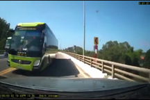 Bị người dân "tóm" lỗi vượt ẩu, tài xế xe khách nhận phạt nặng