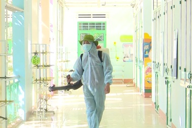 Các trường phun khử khuẩn, dọn vệ sinh để đón học sinh trở lại học