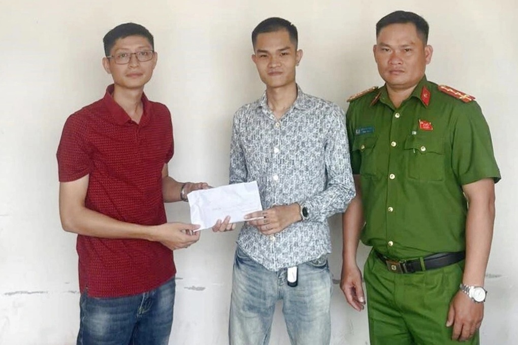 Hành động của nam thanh niên sau khi thấy gần 60 triệu đồng ở cây ATM - 1