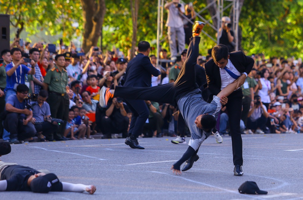Cảnh vệ trình diễn kỹ năng chống khủng bố, bảo vệ yếu nhân - 3 Cảnh vệ trình diễn kỹ năng chống khủng bố, bảo vệ yếu nhân - 3