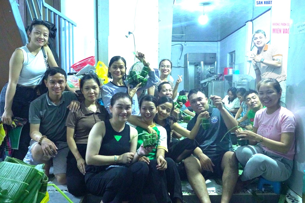 Người Hội An xuyên đêm nấu bánh chưng, làm muối đậu gửi bà con miền Bắc - 2 Người Hội An xuyên đêm nấu bánh chưng, làm muối đậu gửi bà con miền Bắc - 2