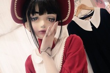 Rối trí với người mẫu giống búp bê đến không thể phân biệt được